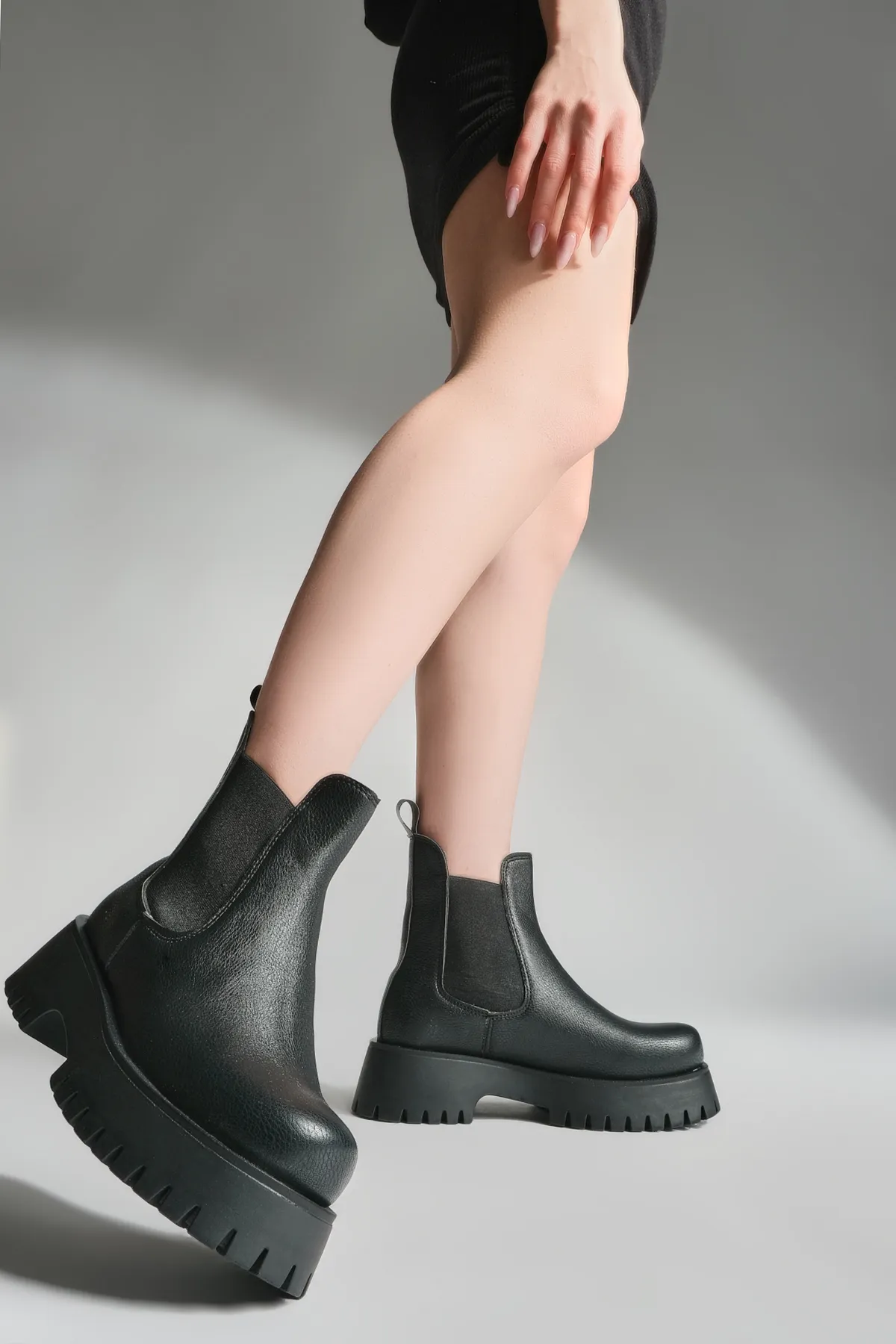 Marjin  Damen-Tagesstiefel mit dicker Sohle und elastischem Seitenband Kolev Schwarz
