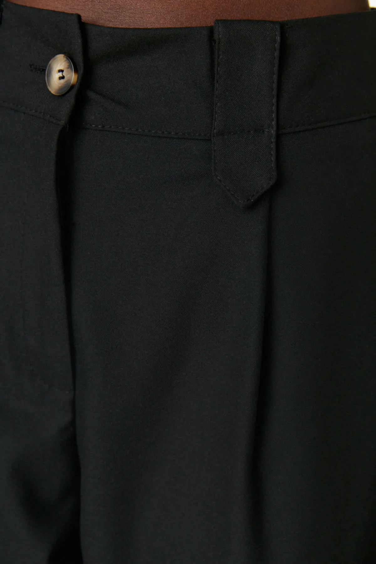 Trendyol Collection  Schwarze Karottenhose aus Polyviscon-Gewebe mit hoher Taille TWOSS22PL0280