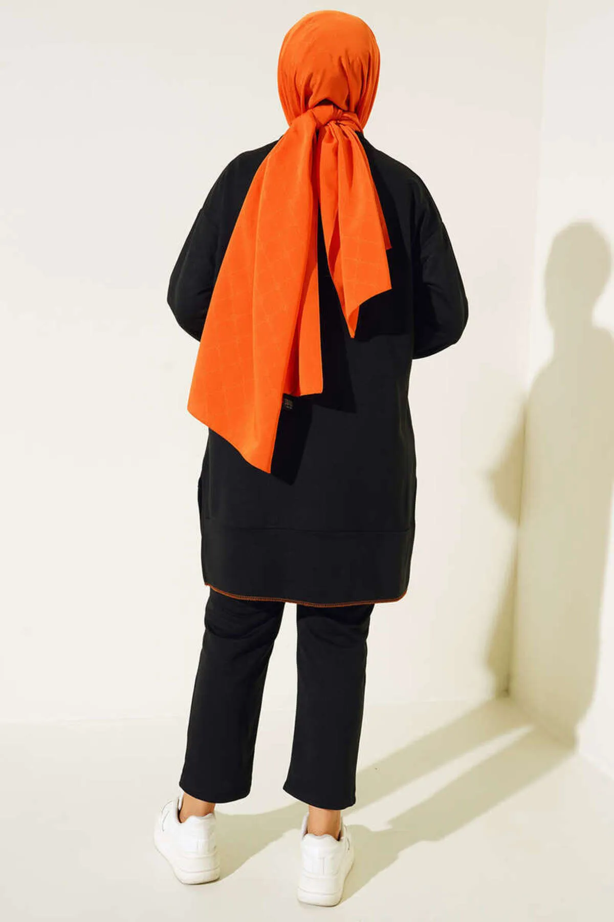VOLT CLOTHİNG  Damen-Doppelanzug mit Barcode-Emblem