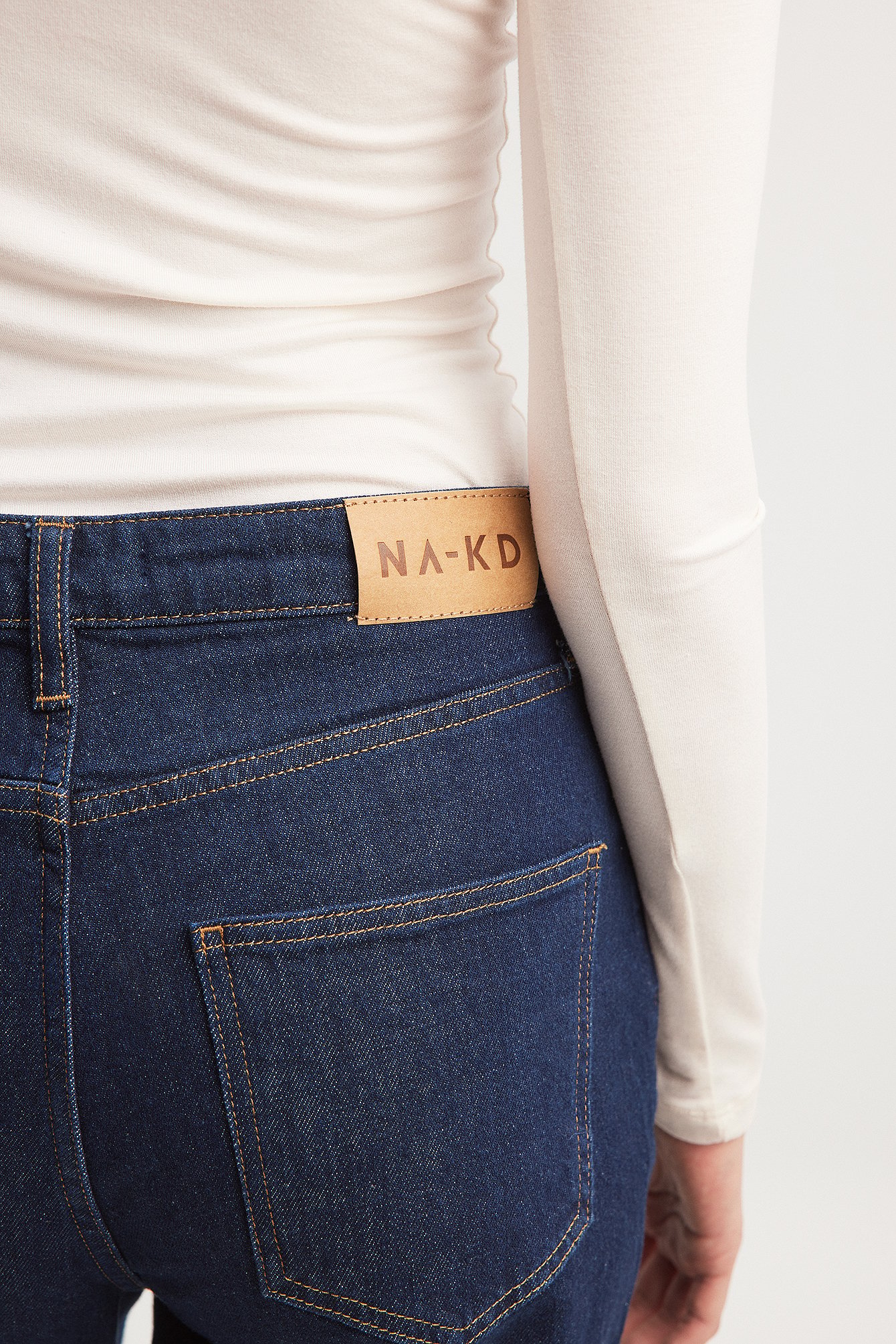 Jeans mit Schlitz und offener Kante