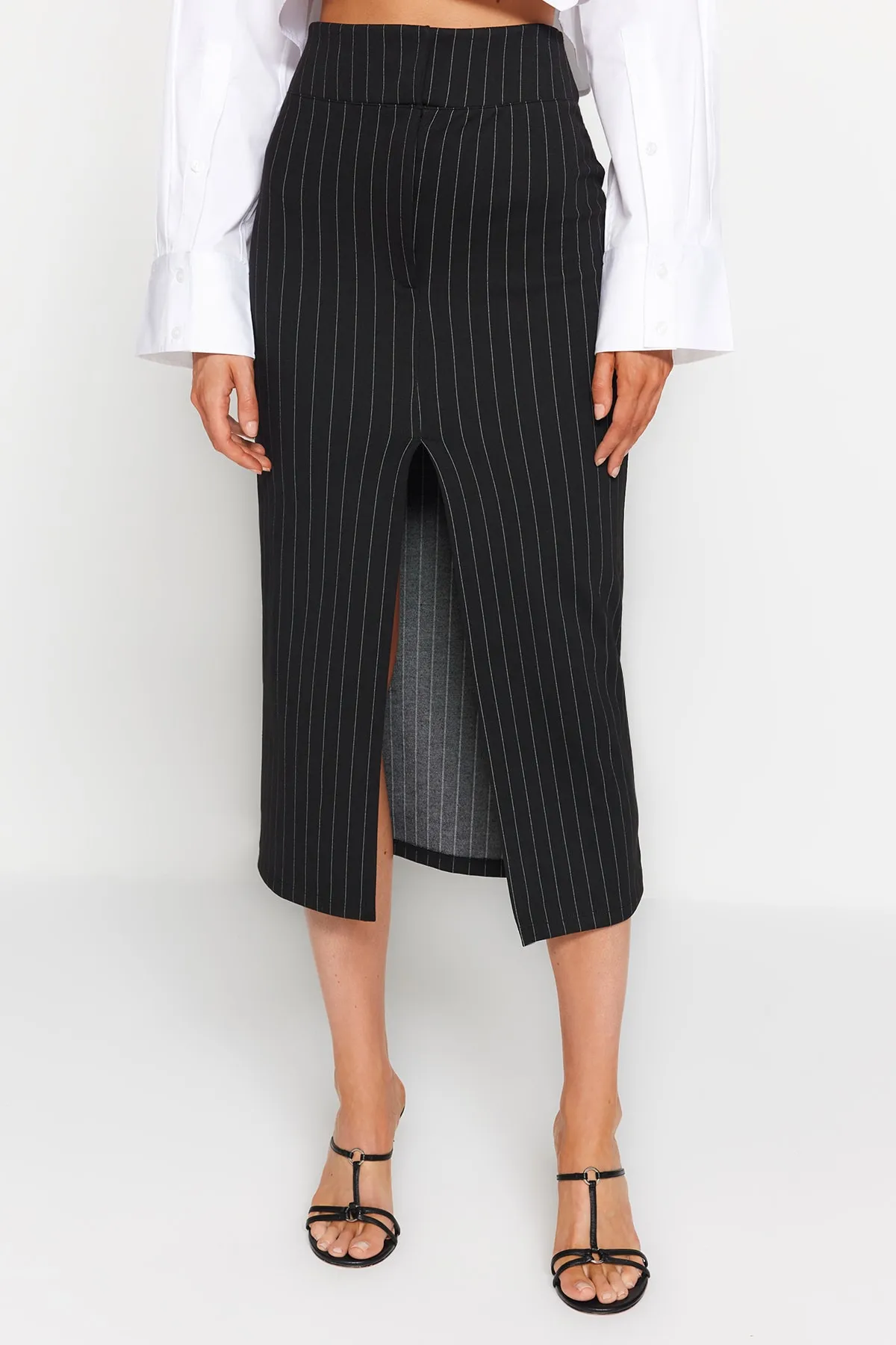 Trendyol Collection  Schwarzer gestreifter Maxi-Strickrock mit Schlitz und hoher Taille TWOSS23ET00376