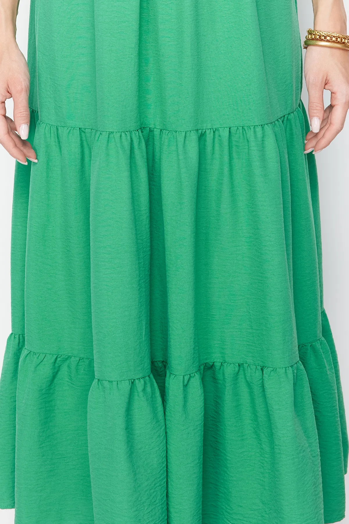 Trendyol Collection  Grüner Rock, Volant-Rücken, Bindedetail am Riemchen, gewebtes Maxikleid TWOSS23EL00027