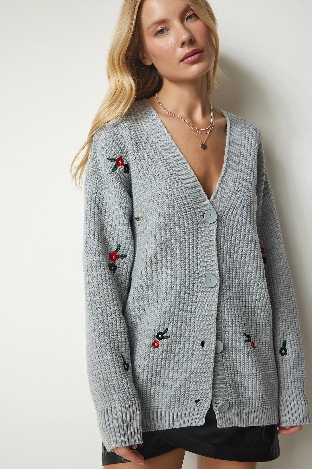 Happiness İstanbul  Graue Strickjacke mit Blumenstickerei und Knöpfen für Damen KG00004