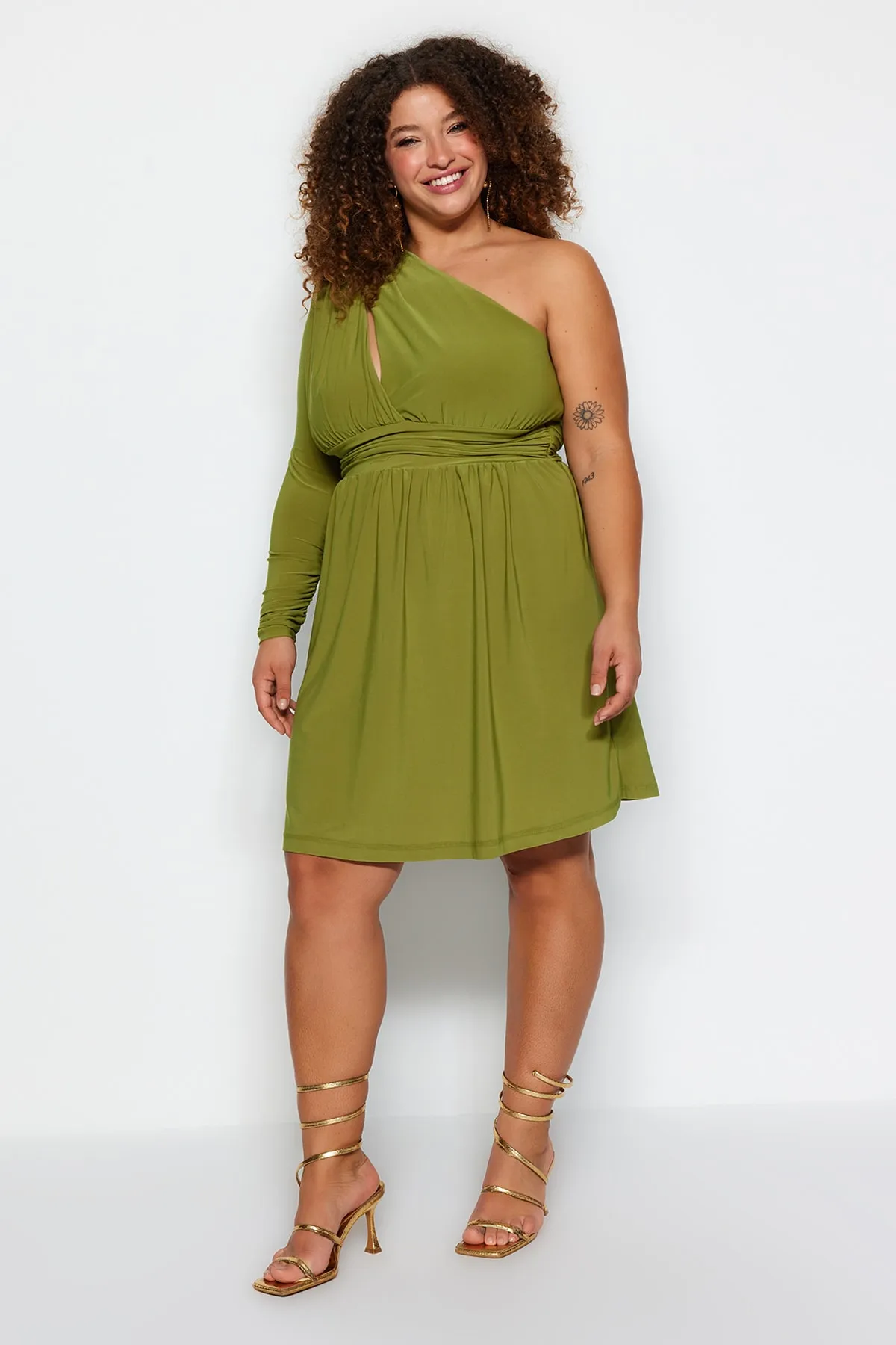 Trendyol Curve  Hellgrünes, einärmliges langes Strickkleid mit Taillenöffnung TBBSS23AH00258