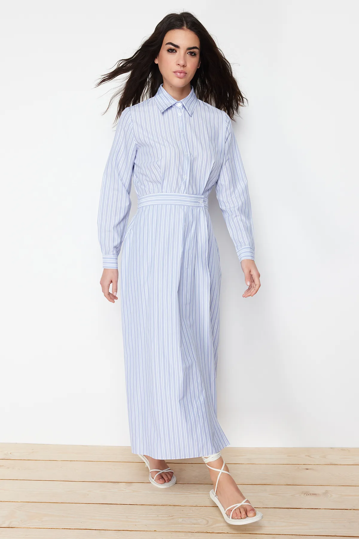 Trendyol Modest  Blaues, gewebtes Kleid mit Hemdkragen und Streifen TCTSS24EB00078