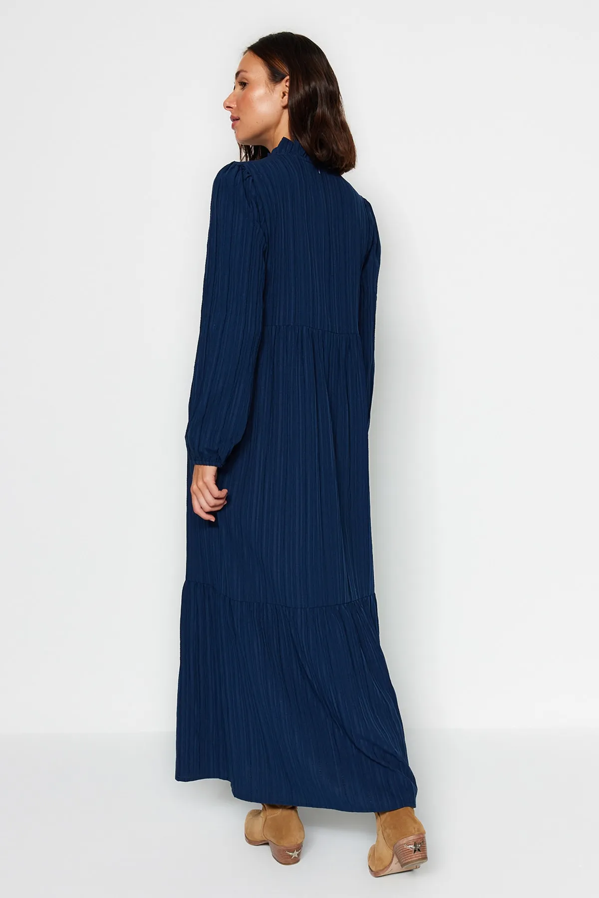 Trendyol Modest  Marineblaues Crinkle-Gewebtes Kleid mit Stehkragen und weiter Passform TCTSS22EB00171