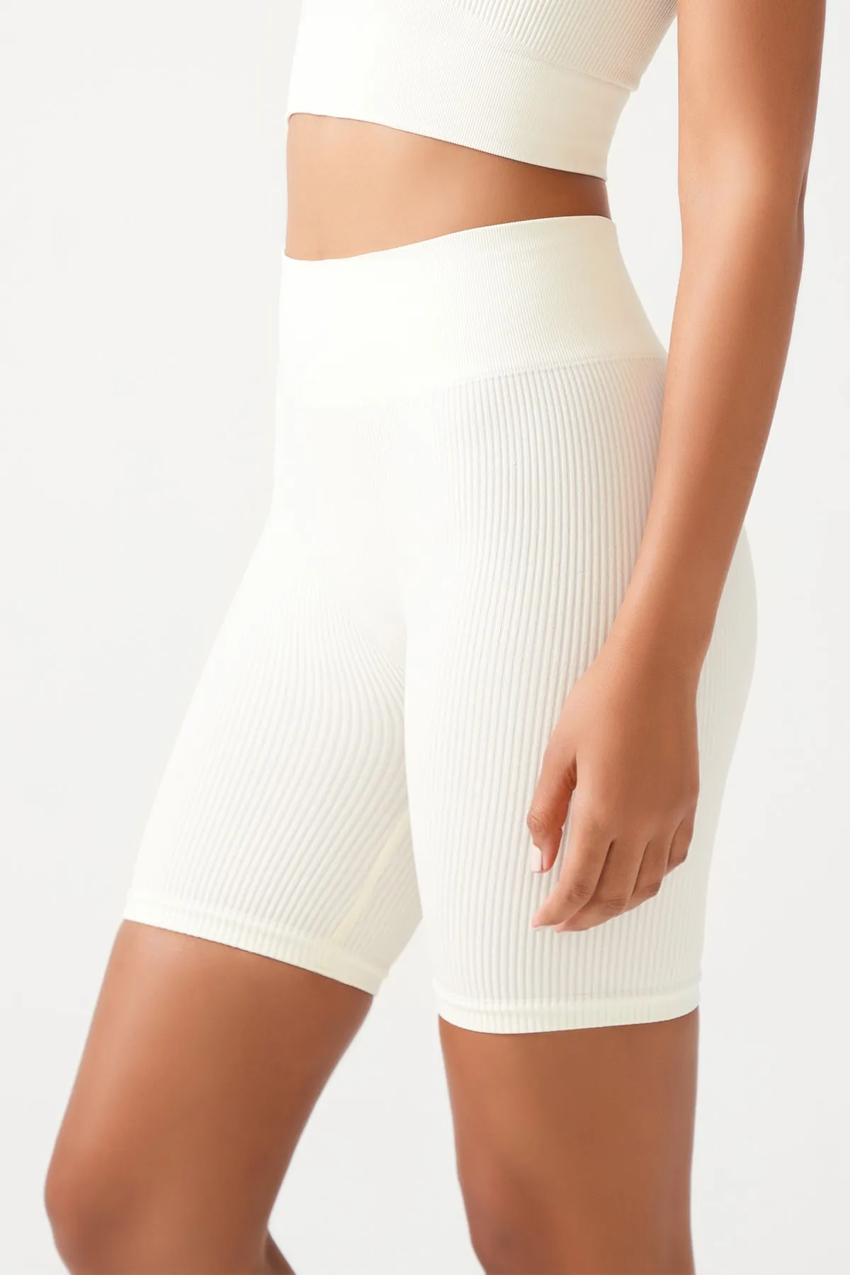 LOS OJOS  Ecrufarbene, gerippte, kurze Sport-Leggings mit hoher Taille und geripptem Biker-Motiv für Damen
