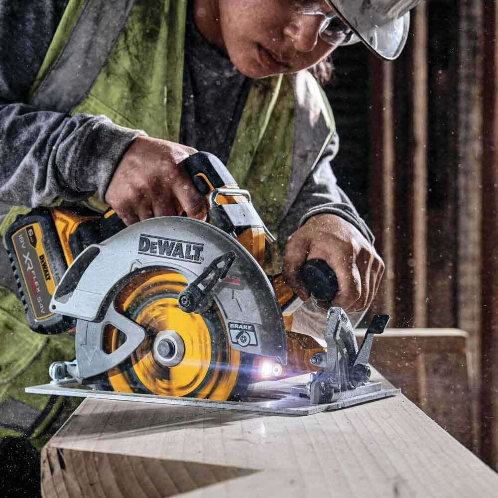 DEWALT 18V Brushless XR FLEXVOLT Advantage 6.0AH Circular Saw Kit DCS573T1-XE