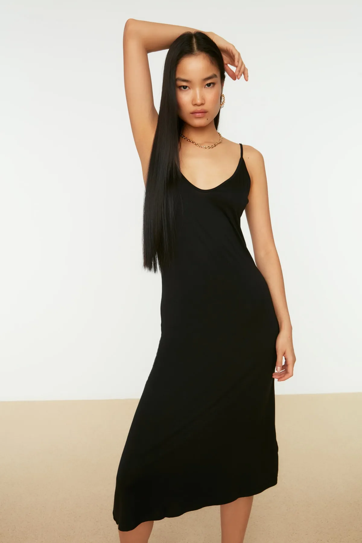 Trendyol Collection  Schwarzes Etuikleid/einfarbiges Midi-Strickkleid aus Viskose mit V-Ausschnitt und Trägern TWOSS19VG0313