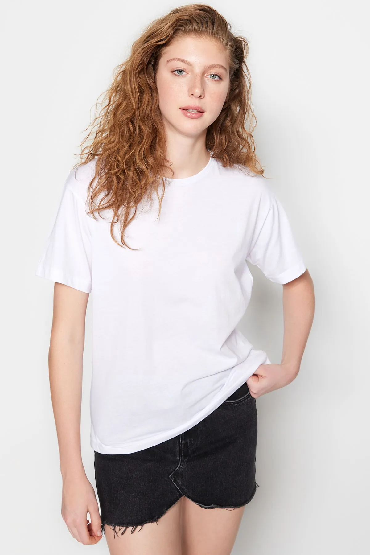 Trendyol Collection  Weißes, übergroßes/weites Strick-T-Shirt mit Rundhalsausschnitt, 100 % Baumwolle, TWOSS20TS0134