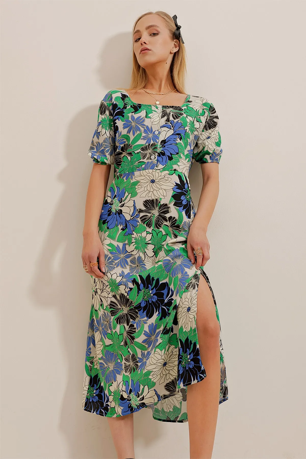 Trend Alaçatı Stili  Damen-Midikleid von Saks in Grün mit quadratischem Kragen, Knopfleiste und Schlitz ALC-X10229