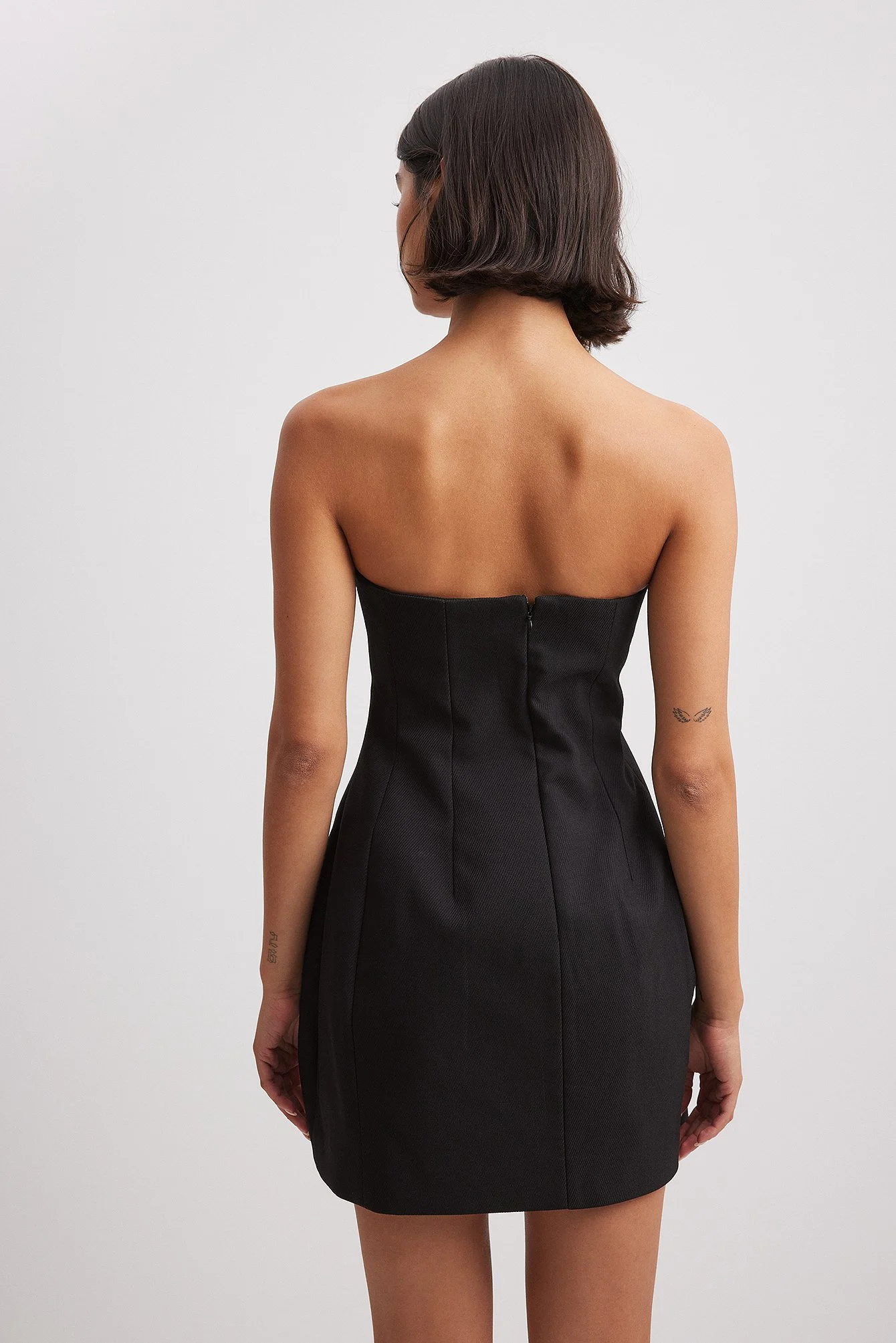 Tailliertes Bandeau-Minikleid