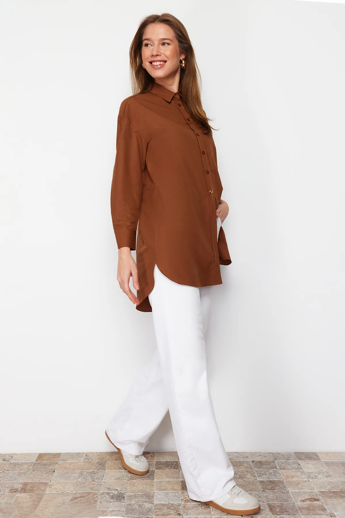Trendyol Modest  Dunkelbraunes gewebtes Hemd mit Tasche und Schlitzdetail TCTAW22UK0080