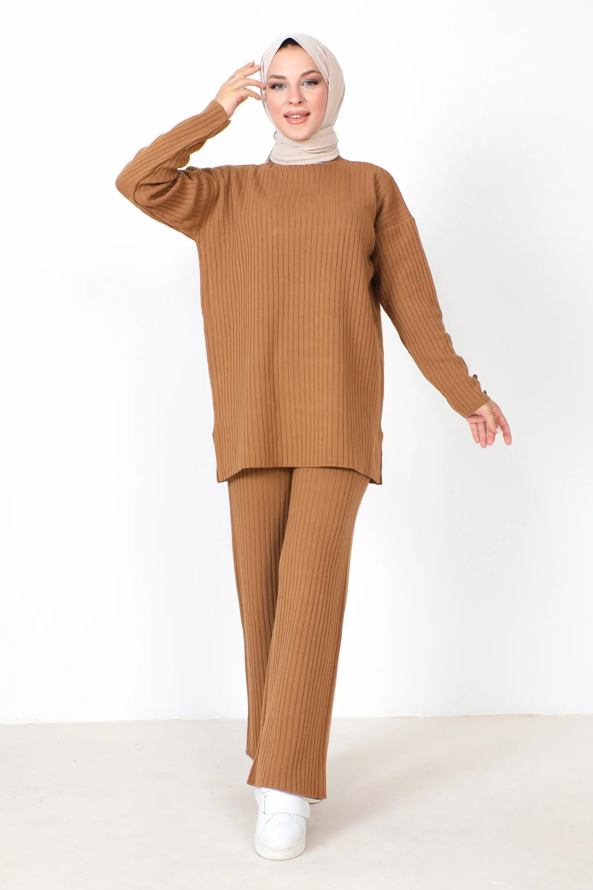 Tesettür Dünyası  Strickanzug mit geknöpften Ärmeln TSD230801 Braun