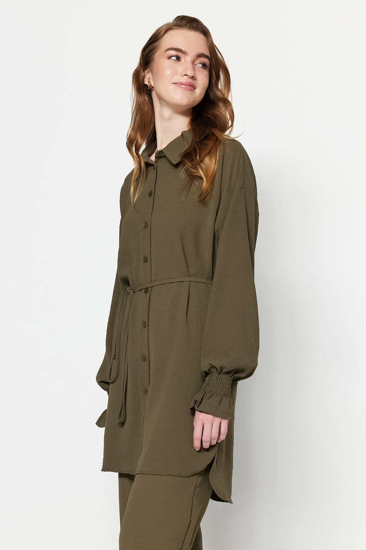 Trendyol Modest  Khakifarbenes Aerobin-Hemd-Hosen-Set aus gewebtem Stoff mit Gürtel TCTSS23US00018