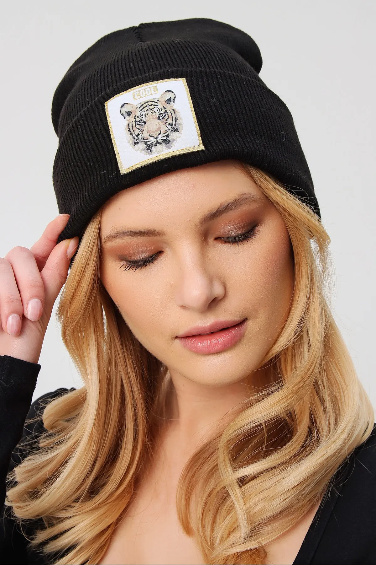 Trend Alaçatı Stili  Schwarze Damenmütze mit Tigerstickerei ALC-A2059