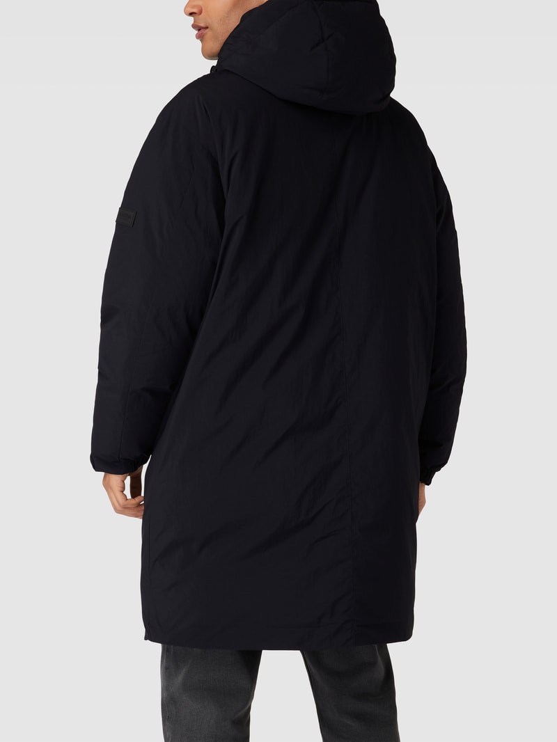 Daunenmantel mit Label-Patch in schwarz