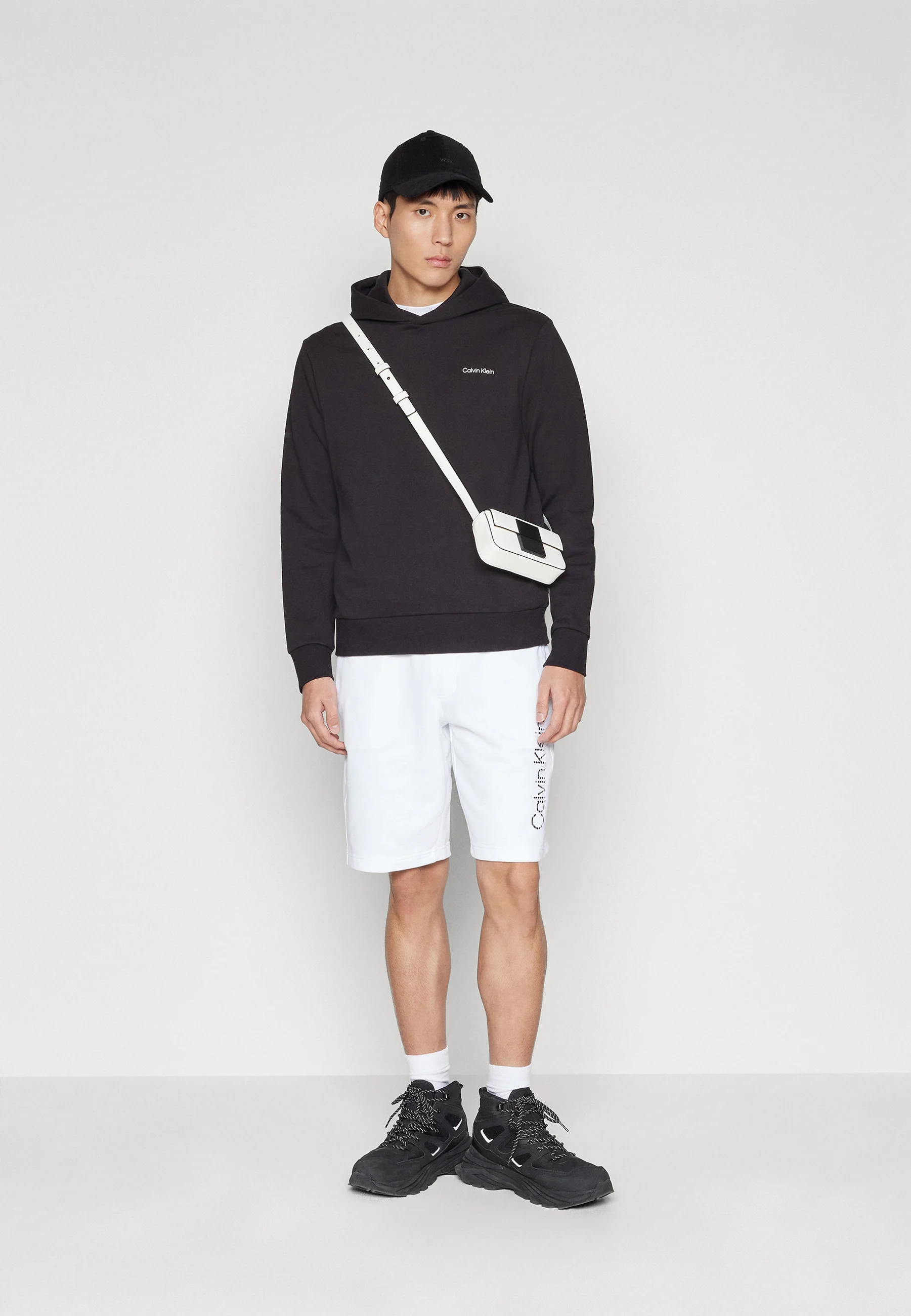 Sudadera con capucha Calvin Klein con logo en la espalda en ángulo