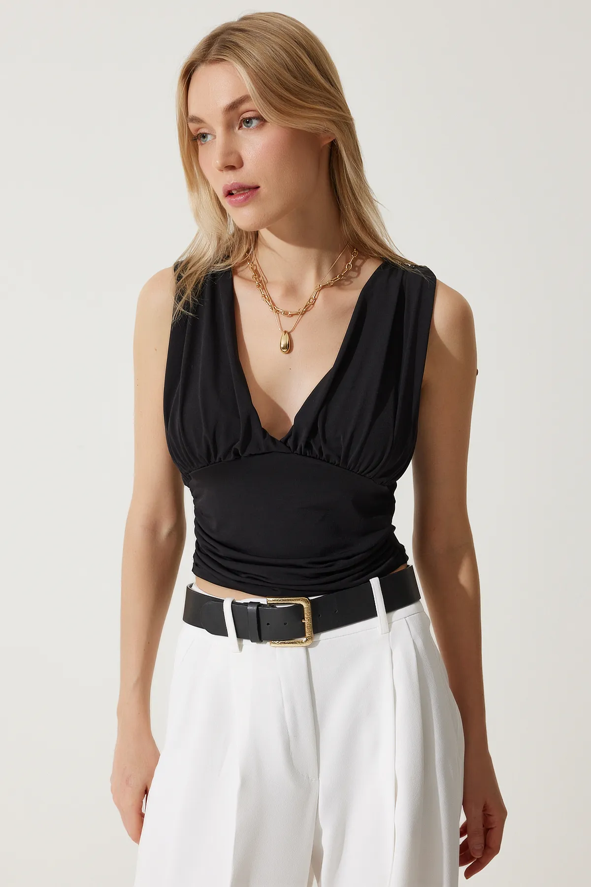 Happiness İstanbul  Schwarze, kurze Sandy-Strickbluse mit tiefem V-Ausschnitt für Damen BF00039