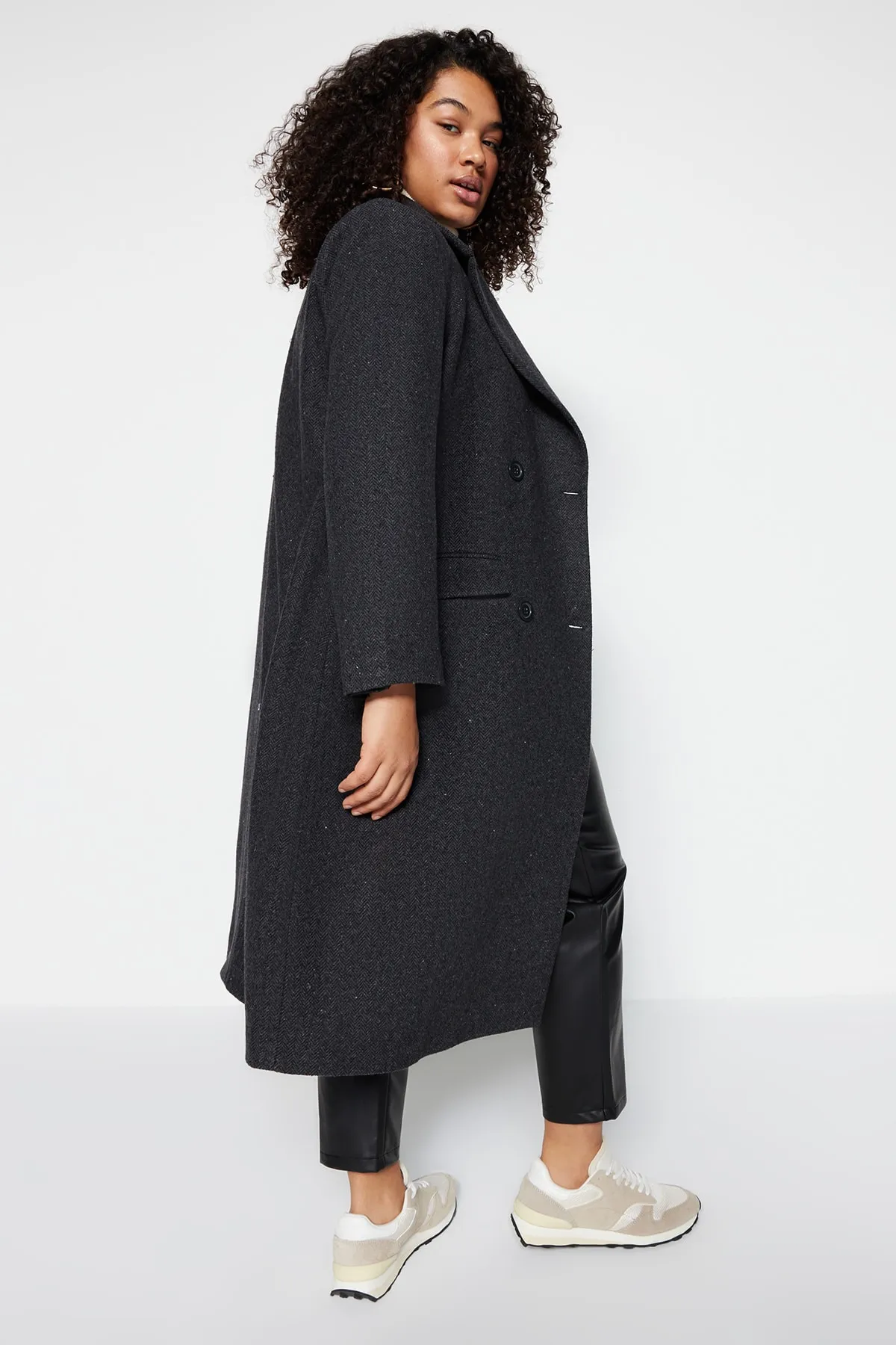 Trendyol Curve  Schwarzer Kaschmirmantel mit Taschenklappe TBBAW23DD00007