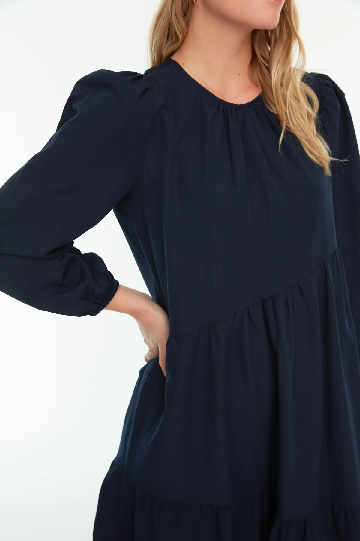 Trendyol Modest  Marineblaues, gewebtes Baumwollkleid mit weitem Schnitt und Raffung TCTSS21EL3470
