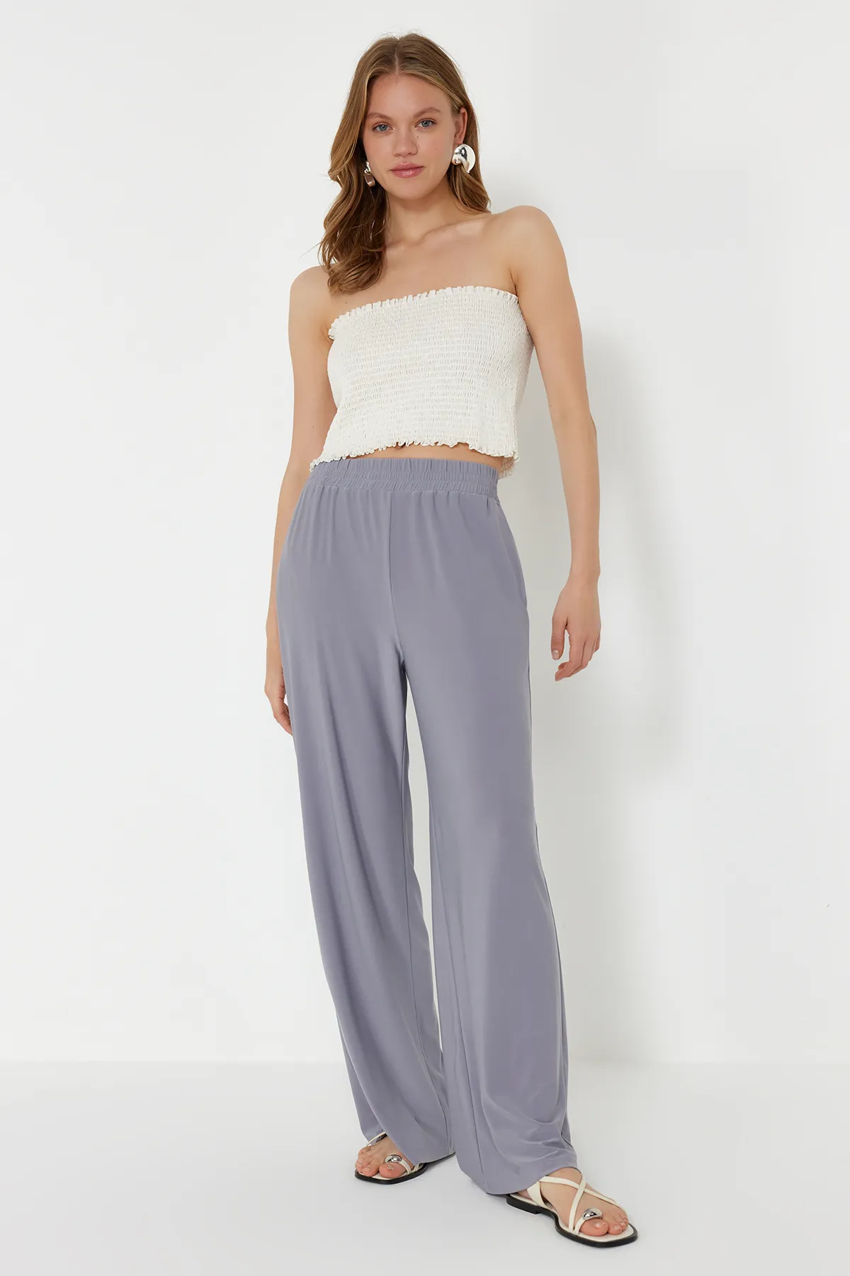Trendyol Collection  Graue, weit geschnittene/locker geschnittene, dehnbare Strickhose mit hoher Taille TWOSS23PL00129