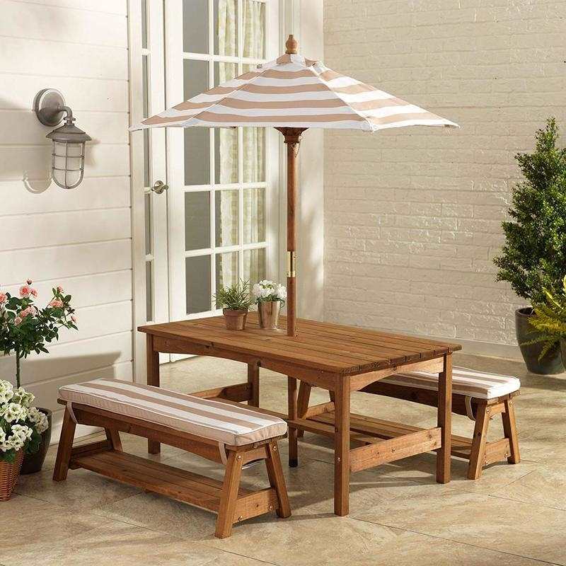 Table, bancs de jardin et parasol