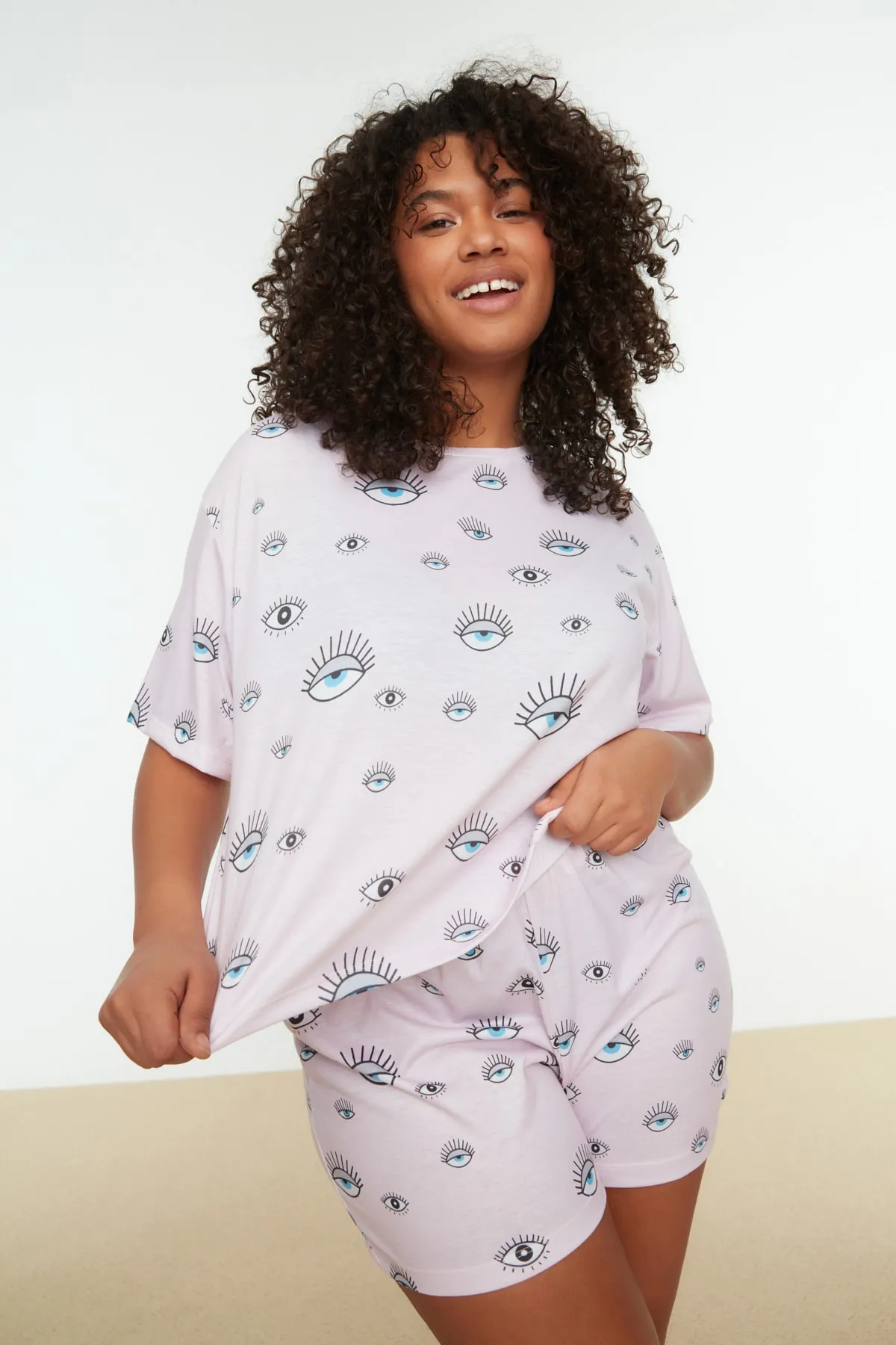 Trendyol Curve  Puderfarbenes, gemustertes Pyjama-Set aus Strick TBBSS22PT0233