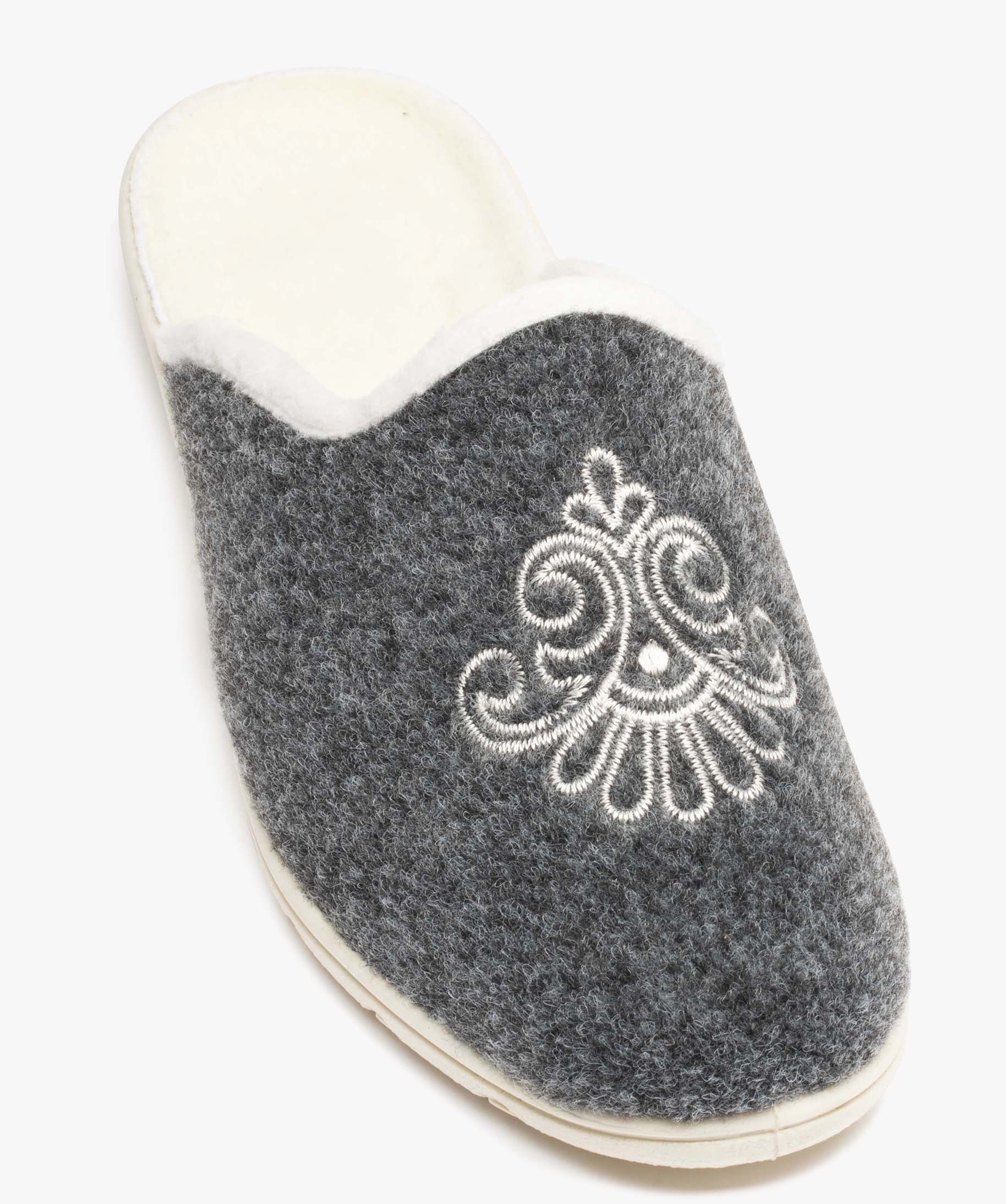 Chaussons femme mules en feutrine brodée gris | GEMO
