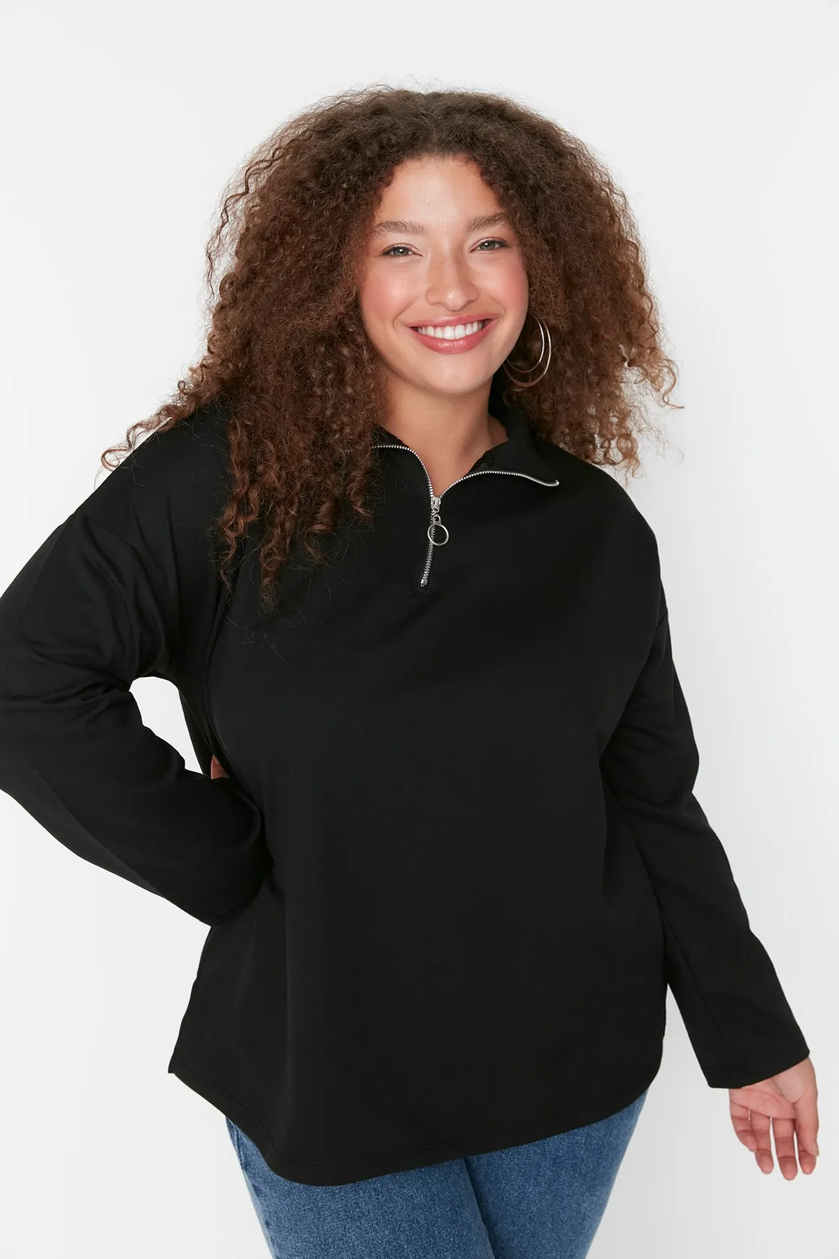 Trendyol Curve  Schwarzes, dünnes Strick-Sweatshirt mit hohem Kragen und Reißverschluss TBBAW23AO00023