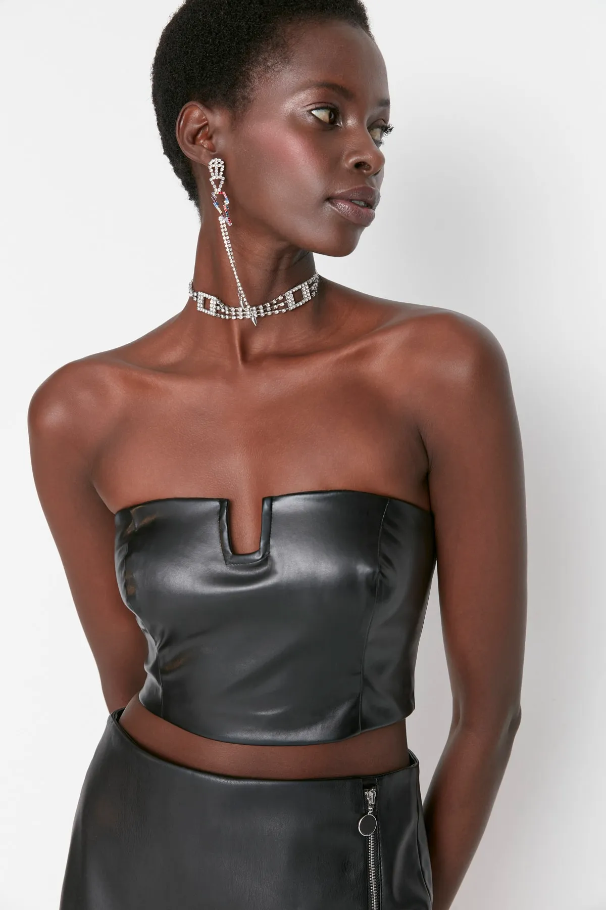 Trendyol Collection  Schwarzes Kunstleder-Bustier TPRSS22BS0010