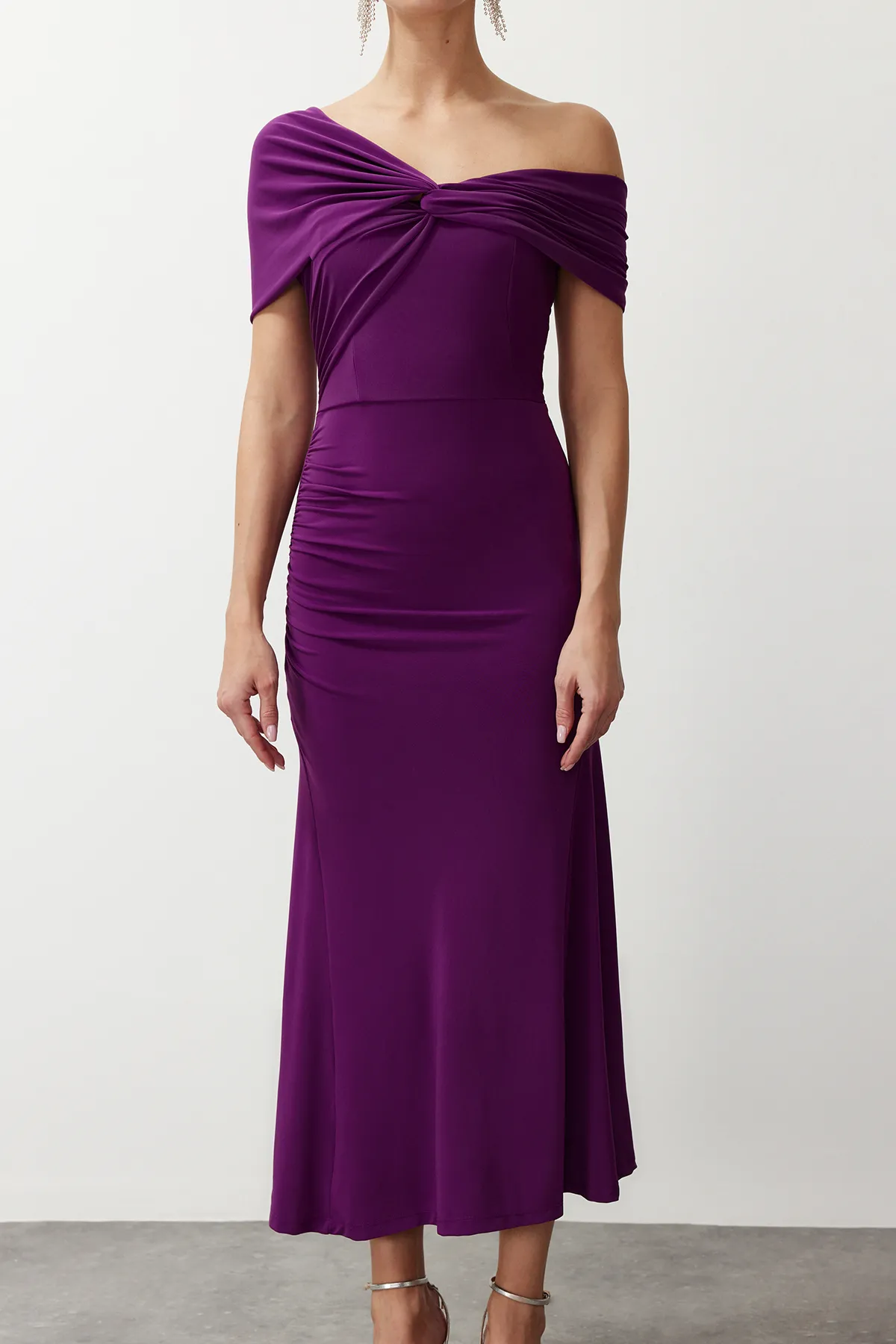 Trendyol Collection  Lilafarbenes, asymmetrisches Strick-Abendkleid mit stilvollem Kragen TPRSS24EL00046