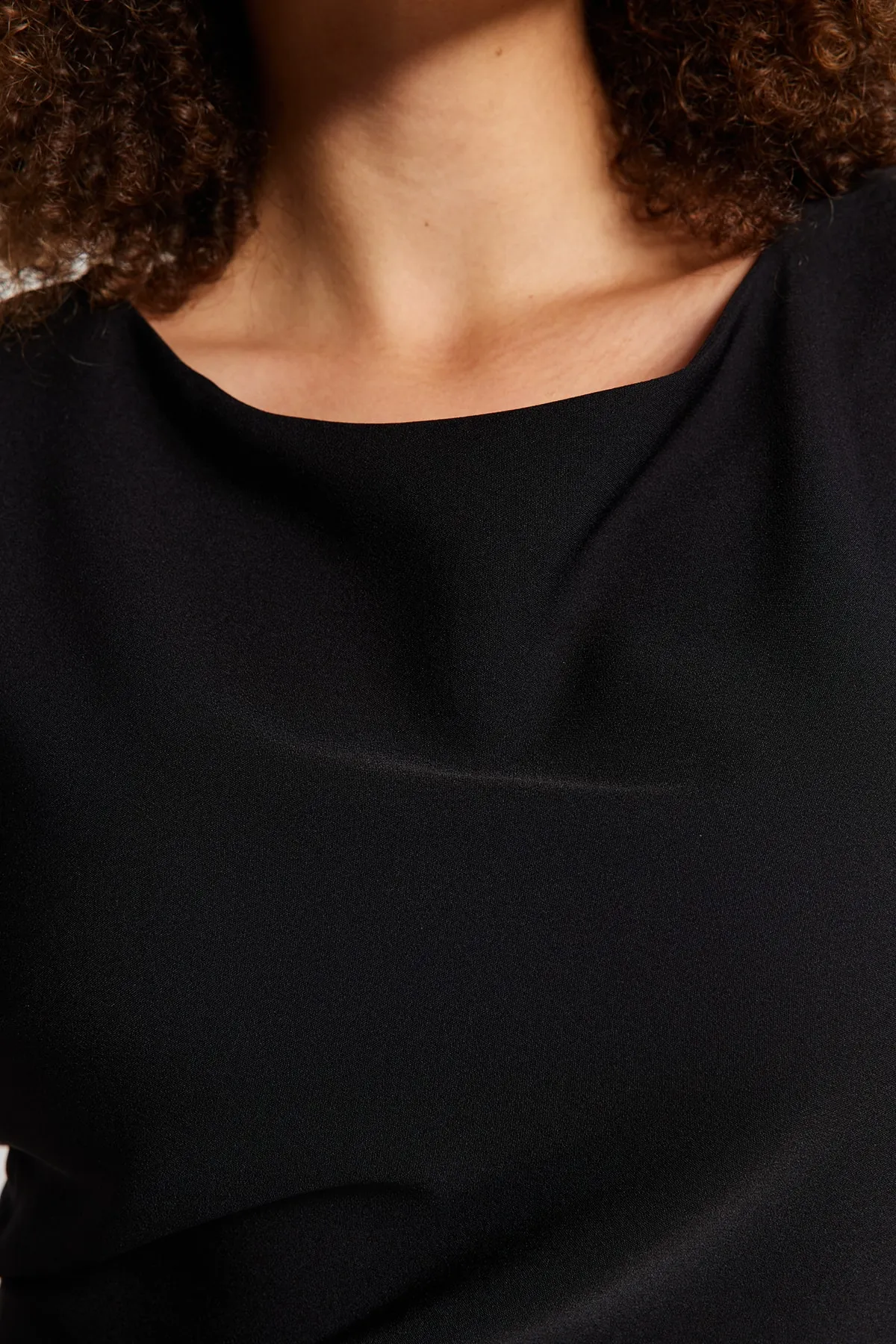 Trendyol Curve  Schwarzes Volantkleid mit gewebten Ärmeln TBBSS22EL1626