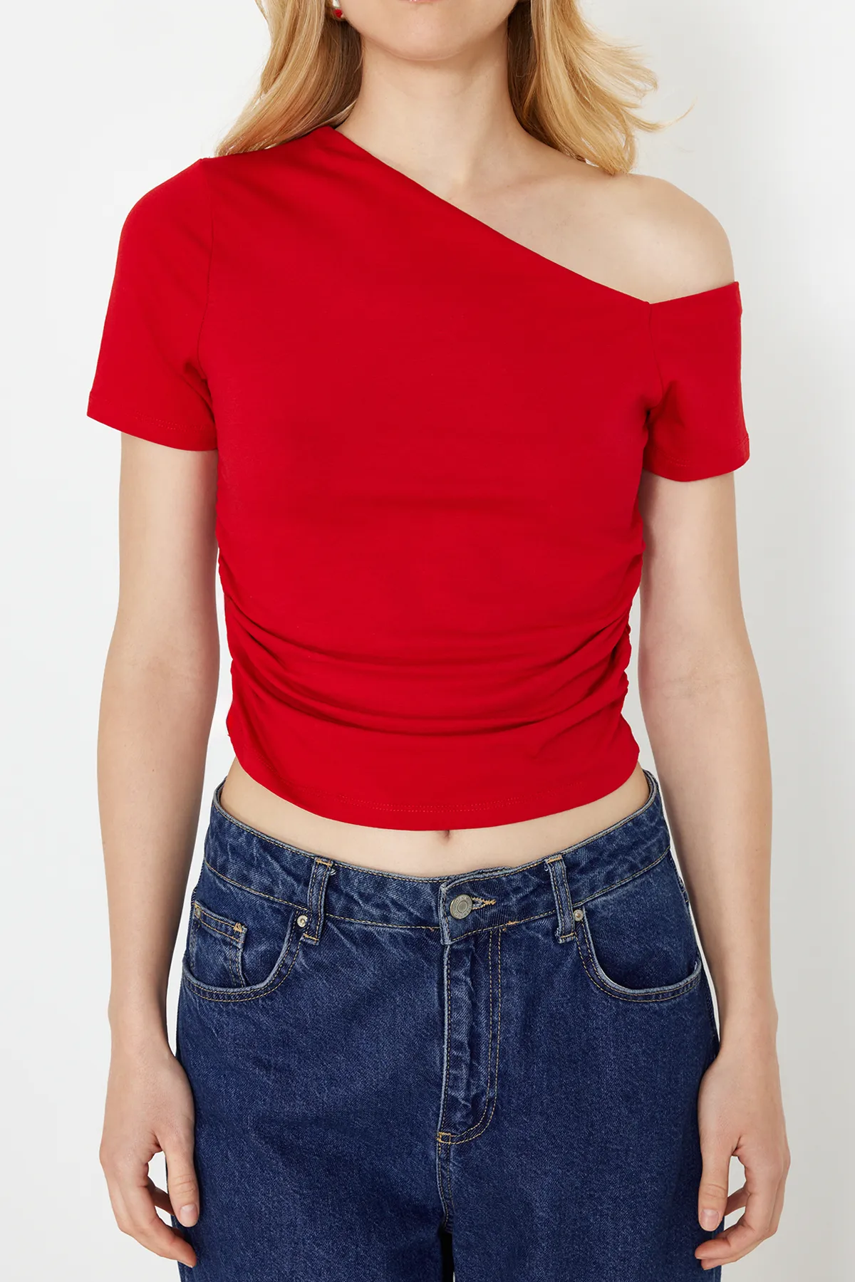 Trendyol Collection  Rote Stretch-Strickbluse mit gerafftem asymmetrischem Kragen TWOSS24BZ00073