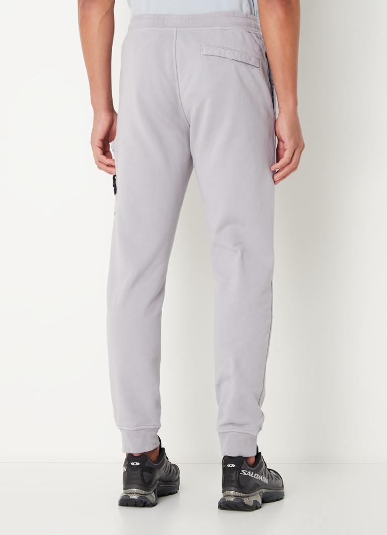 Pantaloni scurți sport Stone Island 64551, mulați, cu buzunare laterale și logo.