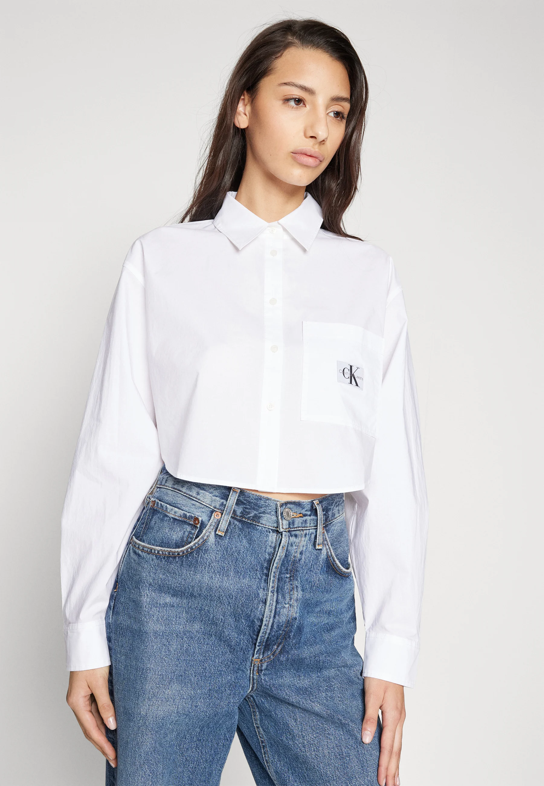 Calvin Klein Jeans Blusa recortada con etiqueta tejida
