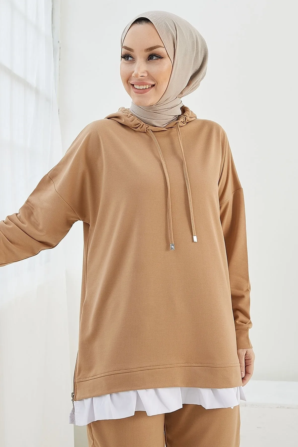 InStyle  Losya Doppelanzug mit Kapuze und seitlichen Reißverschlüssen – Kamel