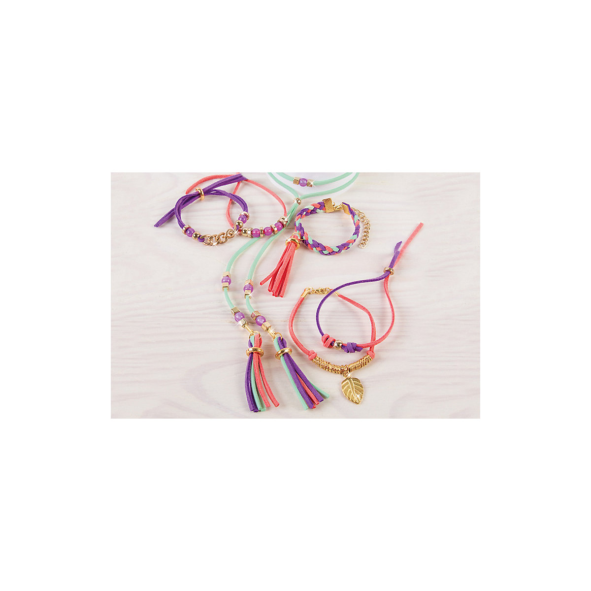 Armbänder in Velourlederoptik