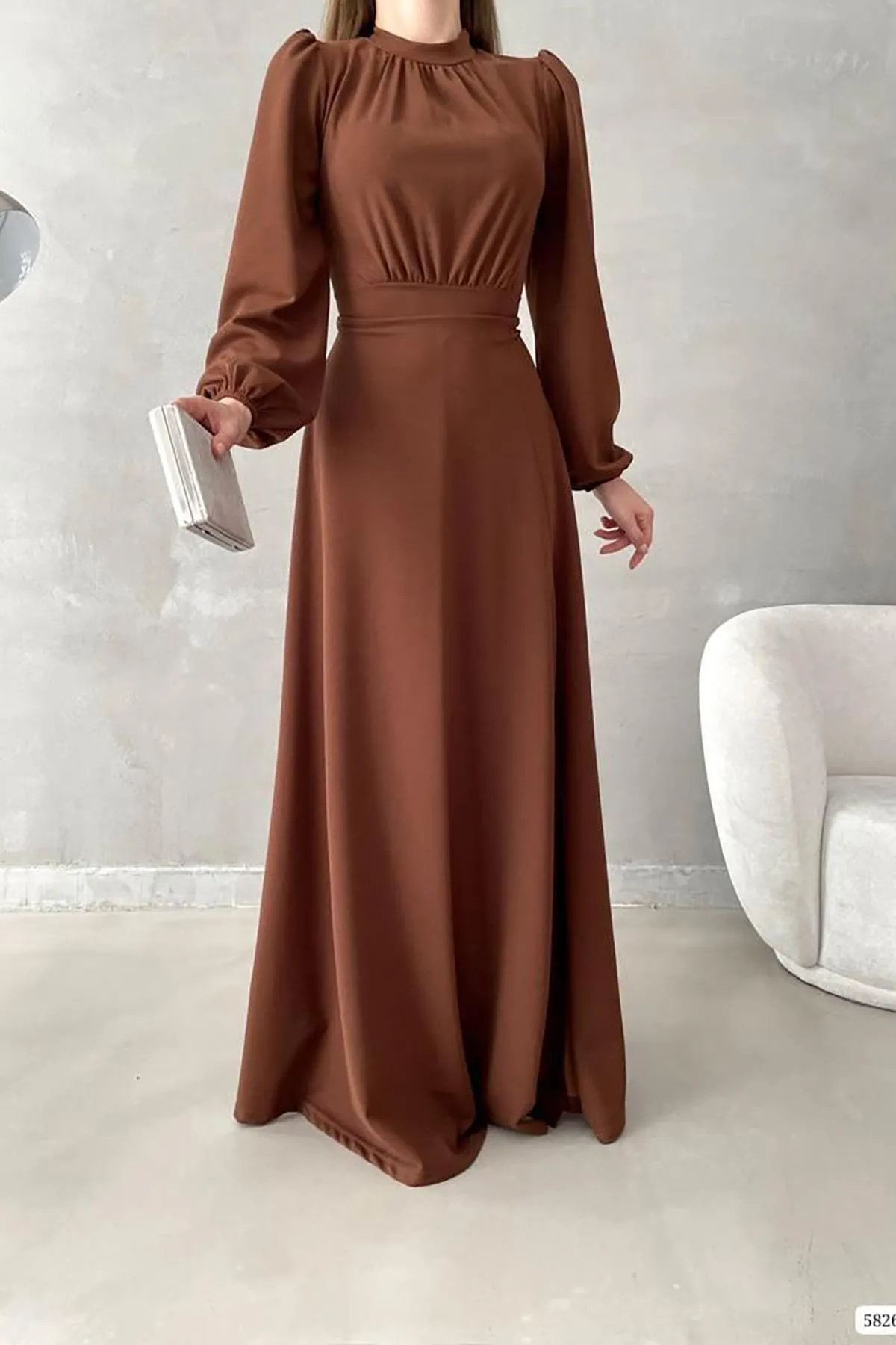 Deafox  Braunes, langärmliges, geschlitztes Maxikleid aus importiertem Kreppstoff