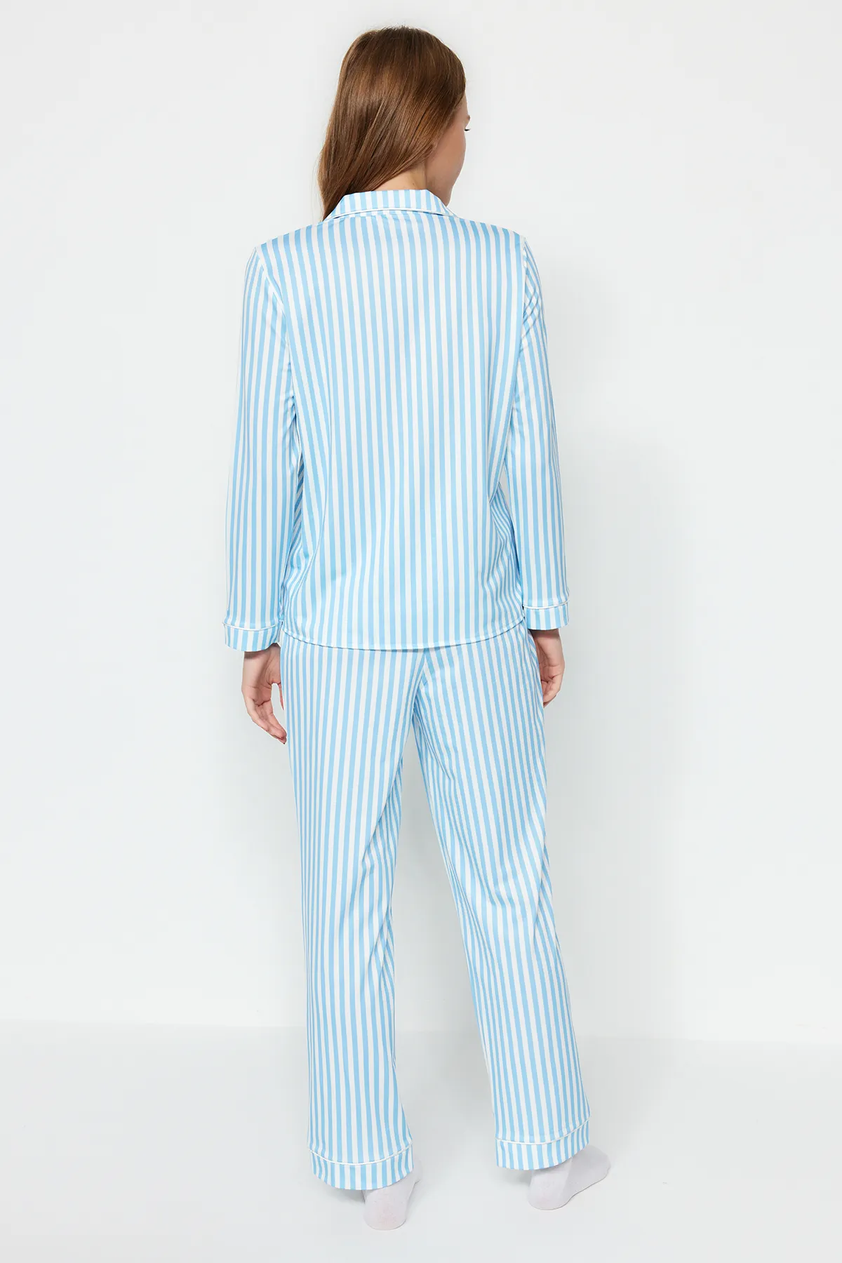 Trendyol Collection  Blaues Pyjama-Set aus Hemd und Hose aus Strick mit gemusterter Fleece-Innenseite und Paspelierung THMAW24PT00050