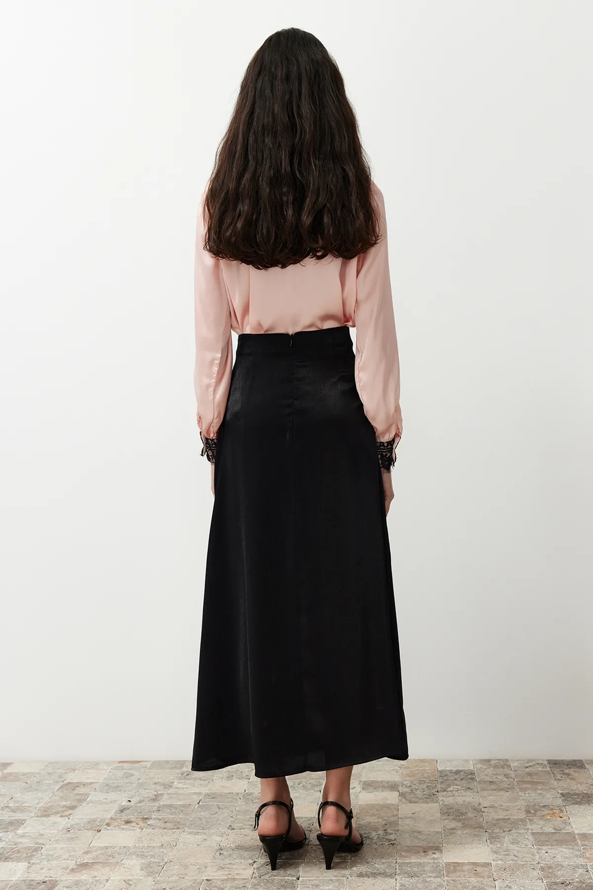 Trendyol Modest  Schwarzer ungefütterter Rock aus gewebtem Satin TCTSS24EE00017