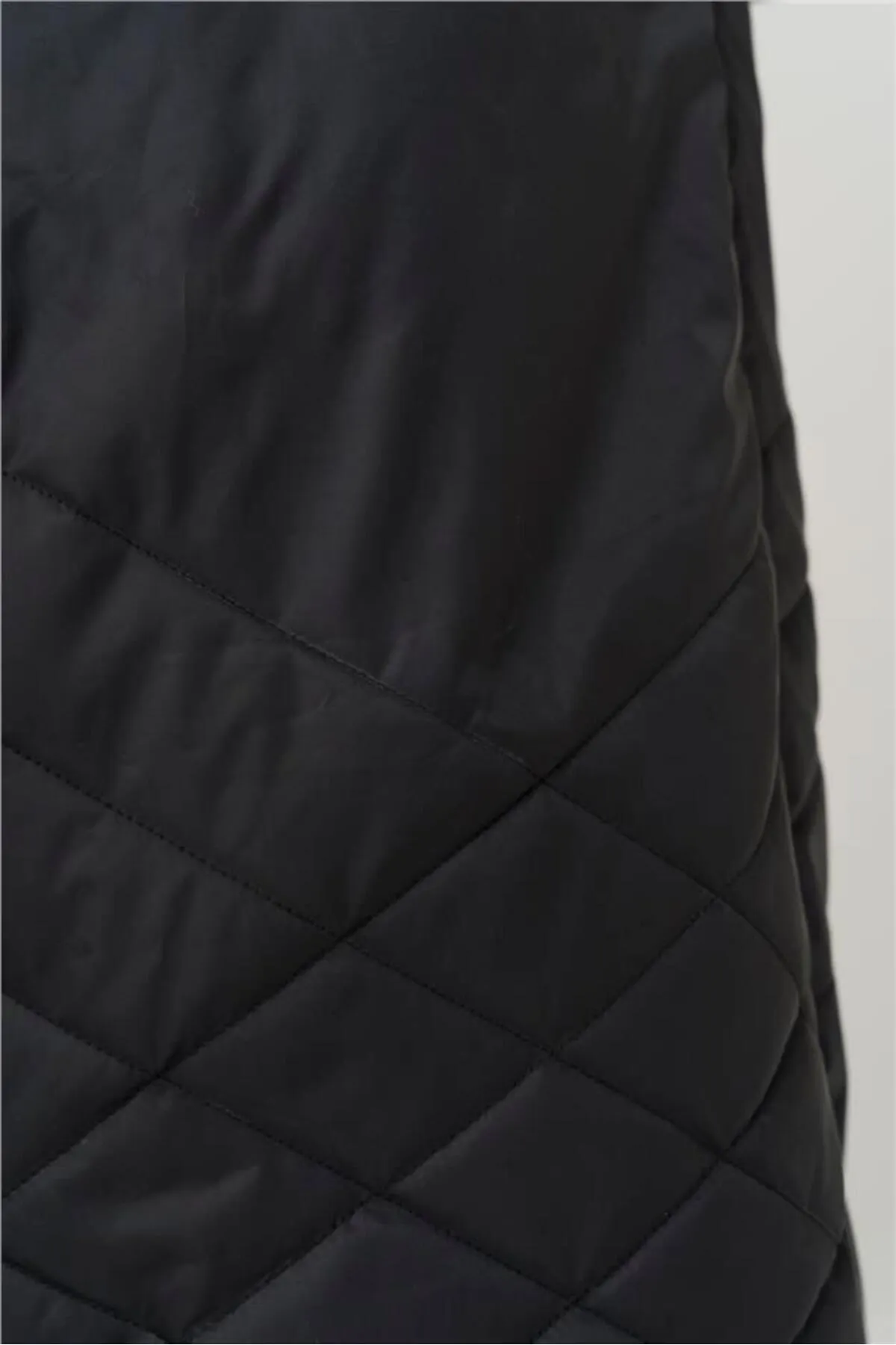 Olcay  Steppmantel mit abnehmbarer Fellkapuze und detailliertem Muster, Schwarz 6435