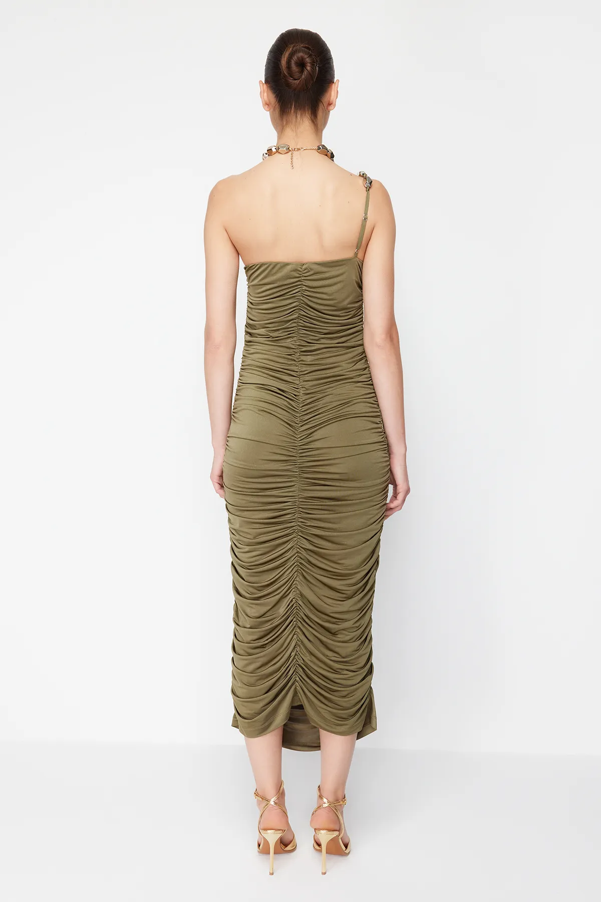 Trendyol Collection  Zeynep Tosun Design - Khakifarbenes gestricktes Abendkleid mit Accessoire-Detail TCLSS24EL00002