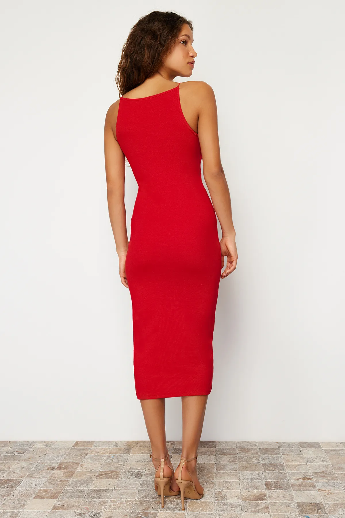 Trendyol Collection  Rotes, tailliertes Neckholder-Midi-Bleistiftkleid aus geripptem, flexiblem Strick TWOSS24EL00020
