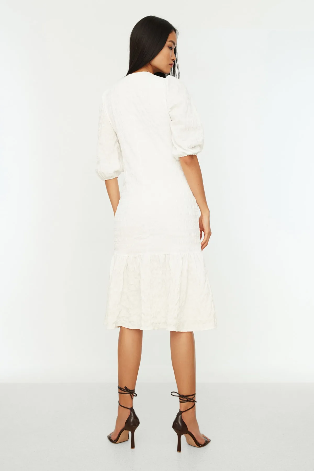 Trendyol Collection  Ecrufarbenes Midi-Hemd aus gewebtem, gefüttertem Stoff, strukturiertes gewebtes Kleid TWOSS21EL1127