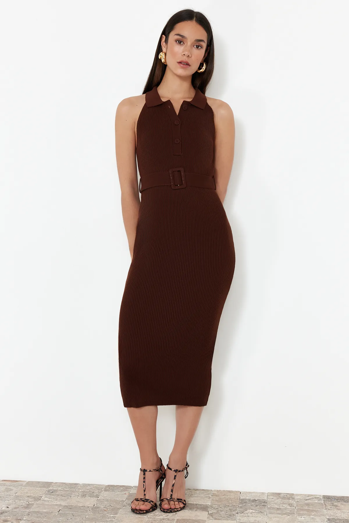 Trendyol Collection  Braunes Strick-Midikleid mit Gürteldetail TWOSS22EL1031