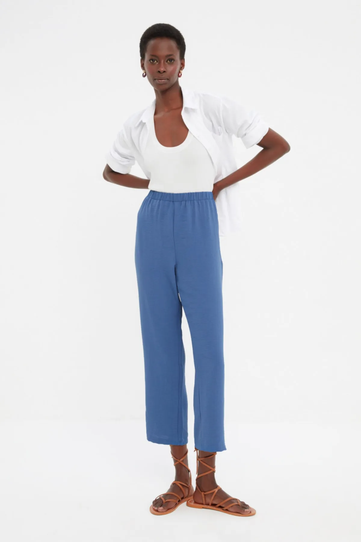 Trendyol Collection  Marineblaue, gerade geschnittene, gewebte Hose mit hoher Taille und elastischem Bund TWOSS22PL00029