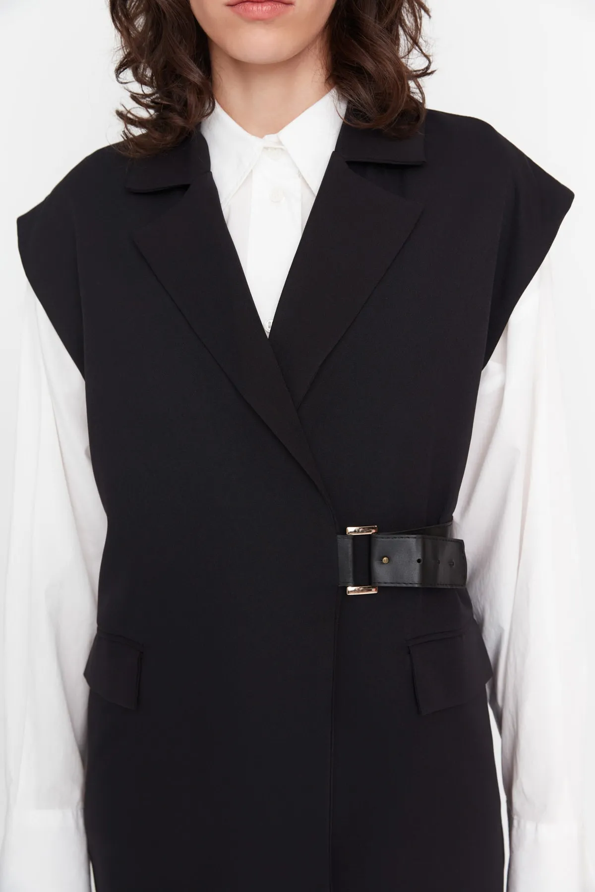 Trendyol Modest  Schwarze gewebte Weste mit halbem Gürtelverschluss und Taillenbund TCTAW23YL00006