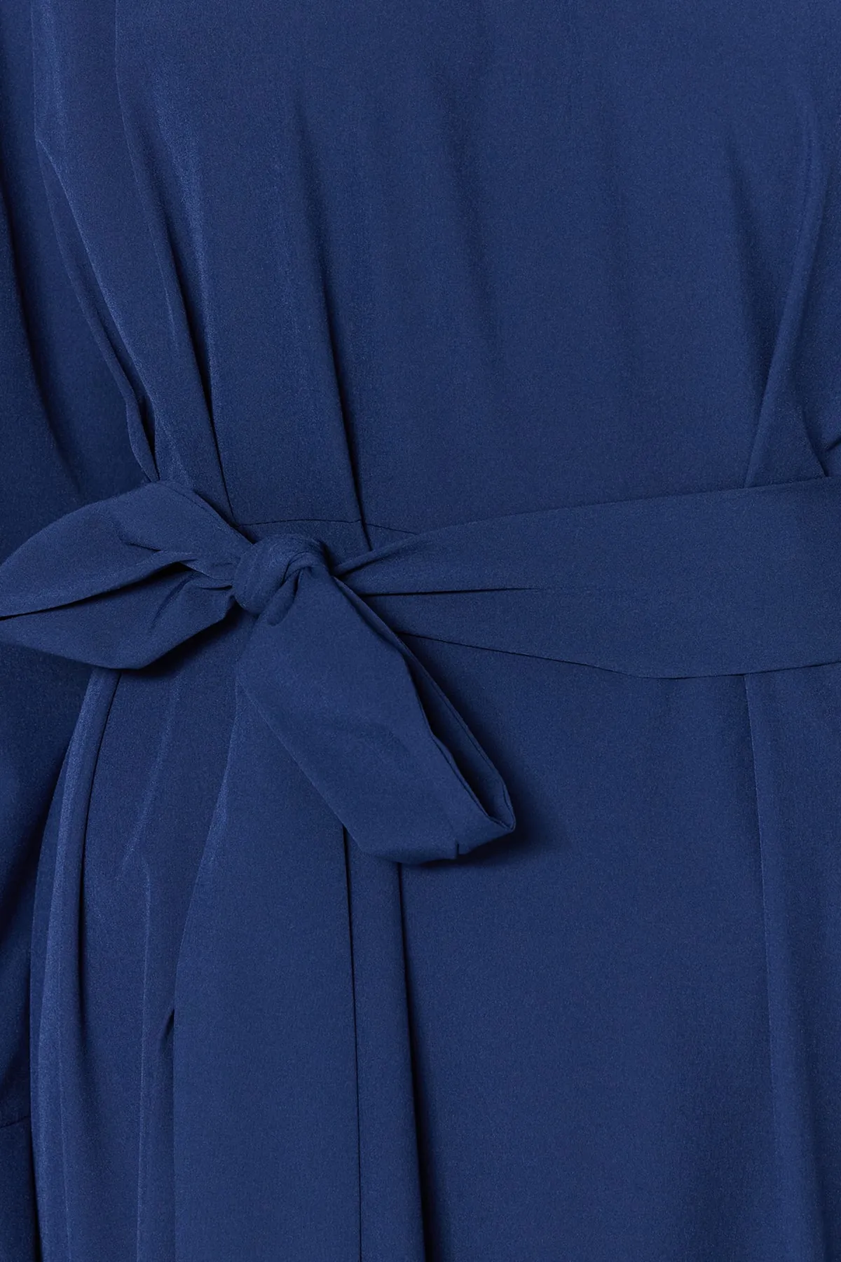 Trendyol Modest  Marineblaues, gewebtes Kleid aus Fallschirmstoff mit Taillengürtel und weiter Passform TCTSS23EB00251