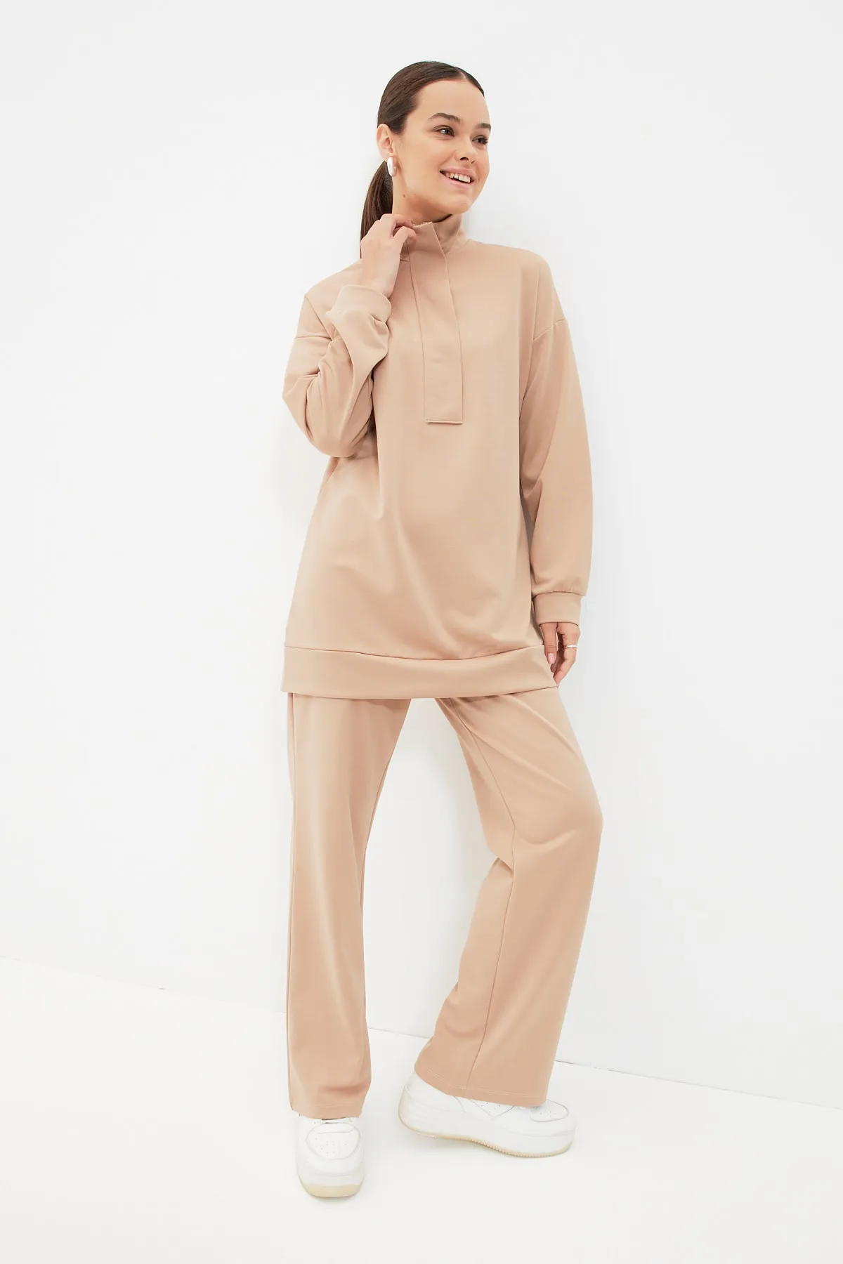 Trendyol Modest  Kamelfarbenes Strick-Trainingsanzug-Set mit Stehkragen TCTAW22EN0024